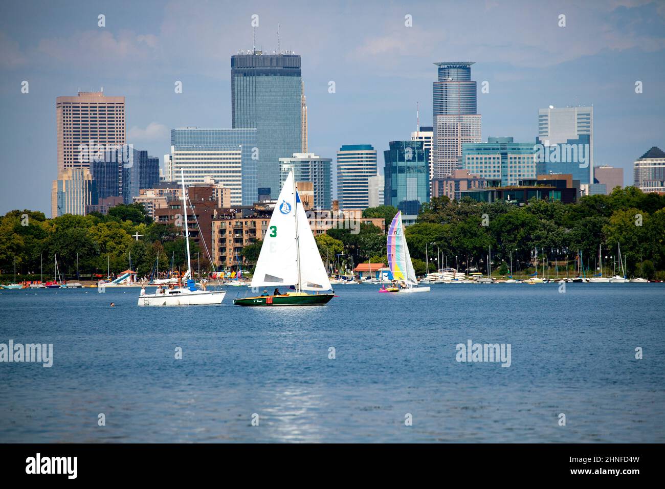 Veleros en el Lago BDE Maka Ska (era el Lago Calhoun) con un telón de fondo del horizonte del centro de Minneapolis. Fotografiado en 2020. Minneapolis Minnesota MN Estados Unidos Foto de stock