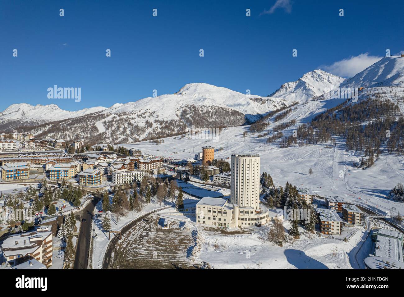 Vista aérea del pueblo de Sestriere desde arriba, famosa estación de esquí en los Alpes occidentales italianos, Piamonte, Italia. Sestriere, Italia - Febrero, 2022 Foto de stock