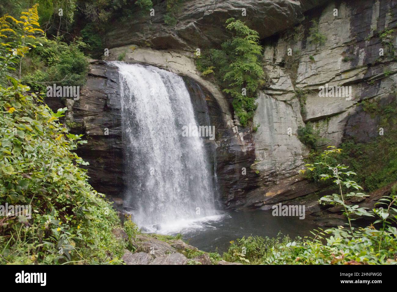 Cascadas de agua sobre la roca con vistas panorámicas a Glass Falls justo al lado de Blue Ridge Parkway en las montañas del oeste de Carolina del Norte, Estados Unidos Foto de stock