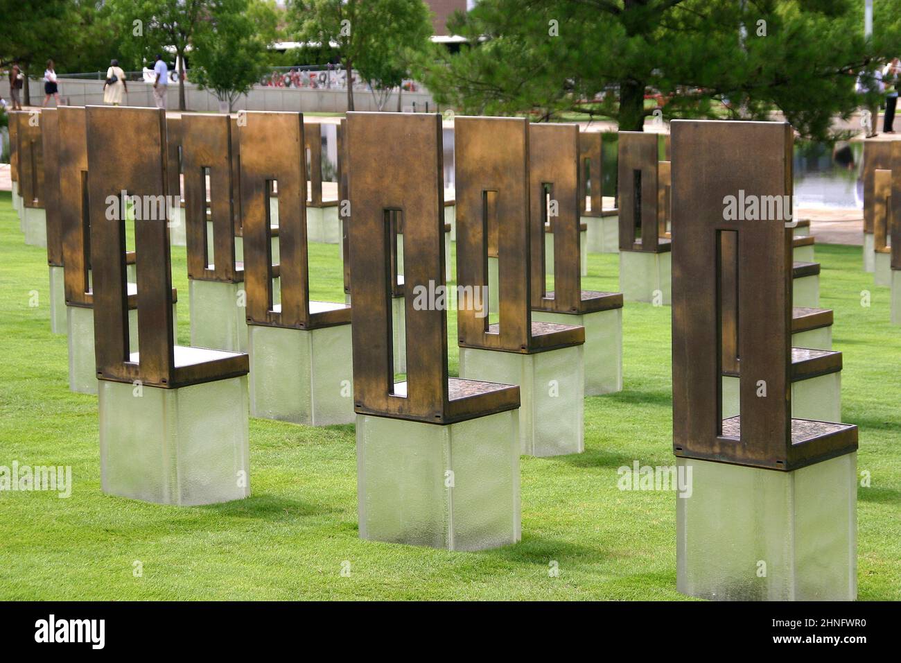 6/12/2007, Oklahoma City, Oklahoma, EE.UU., Field of Empty Chairs, parte del sitio Oklahoma Bommbing Memorial en Oklahoma City simbolizando a todos los que Foto de stock