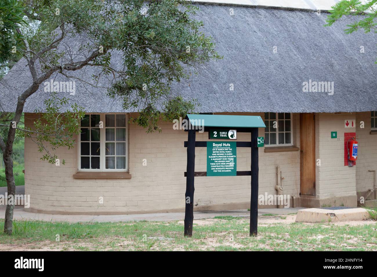 Letrero fuera de una cabaña de alojamiento en el campamento de descanso Pretoriuskop en el Parque Nacional Kruger indicando que este es un Royal Hut que fue especialmente construido, pelaje Foto de stock