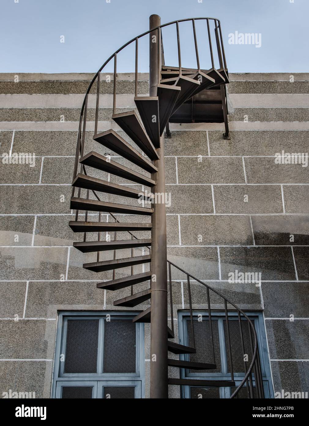 Escalera de metal en la azotea fotografías e imágenes de alta resolución -  Alamy