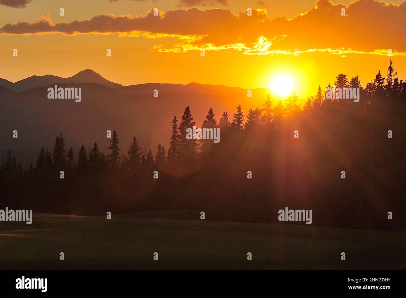 Una hermosa puesta de sol de verano sobre las montañas rocosas de Alberta Canadá Foto de stock