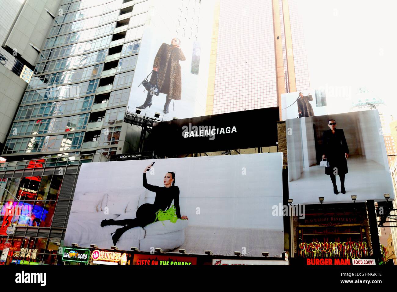 Ciudad de Nueva York, NY, EE.UU. El 16 de febrero de 2022. Kim Kardashian  aparece en una cartelera publicitaria de Balenciaga cerca de Times Square  en la ciudad de Nueva York, NY,