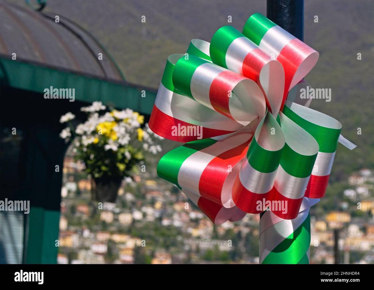 Cinta de la bandera italiana atada alrededor de un poste Foto de stock