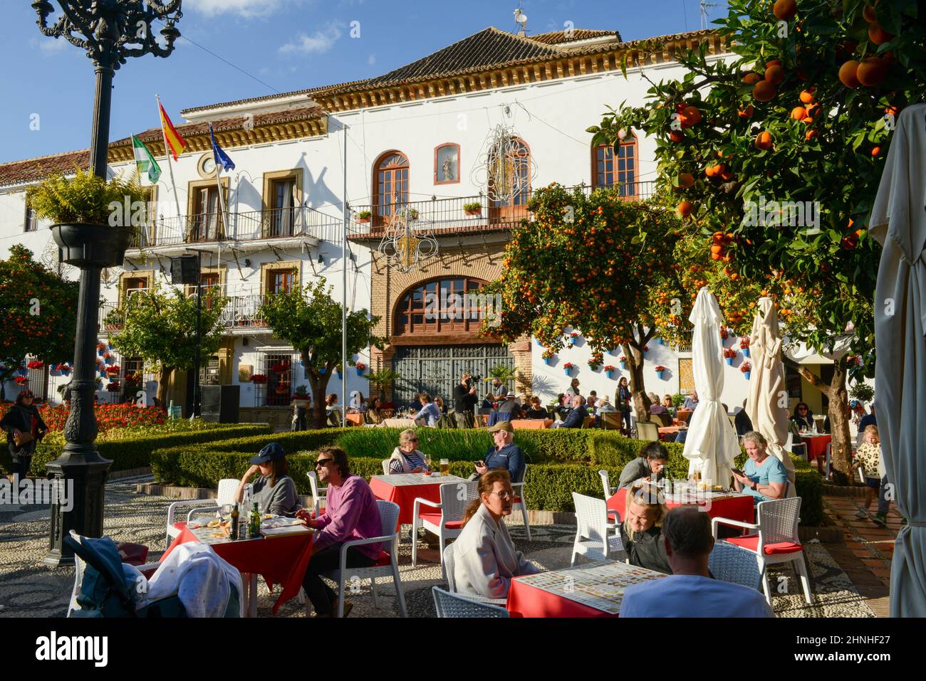 Marbella, España - 5 Enero 2022: Personas bebiendo en un restaurante frente al ayuntamiento de Marbella, España Foto de stock