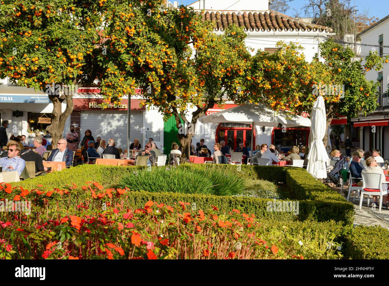 Marbella, España - 5 Enero 2022: Personas bebiendo en un restaurante frente al ayuntamiento de Marbella, España Foto de stock