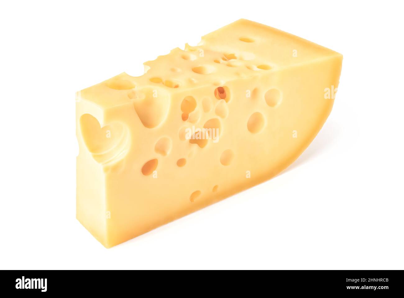 Comida y bebida: Pieza triangular de queso, aislada sobre fondo blanco Foto de stock