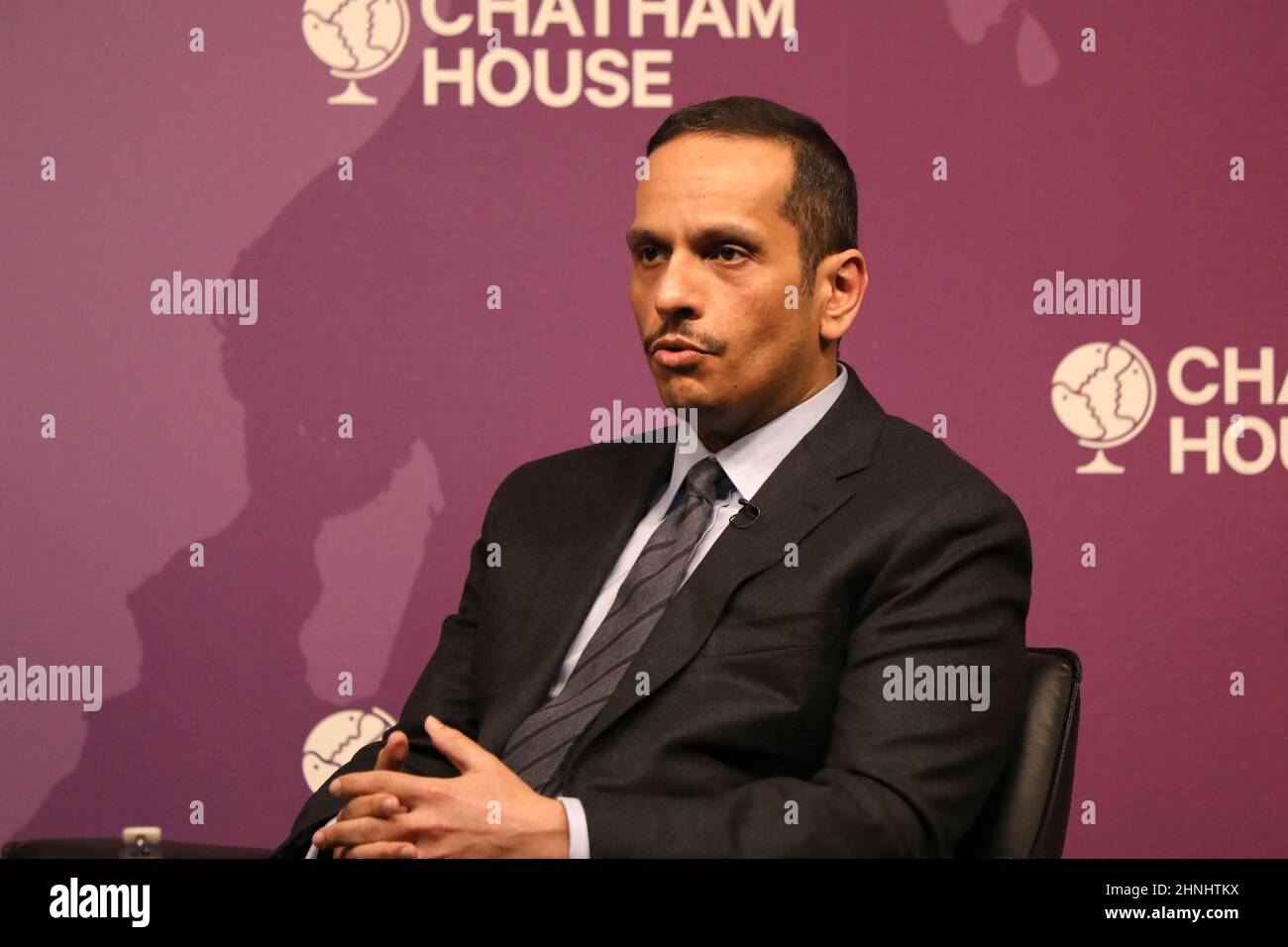 El ministro de Asuntos Exteriores de Qatar, Jeque Mohammed Bin Abdulrahman Al-Thani, habló en Chatham House, Londres, el 17 de febrero de 2022 Foto de stock