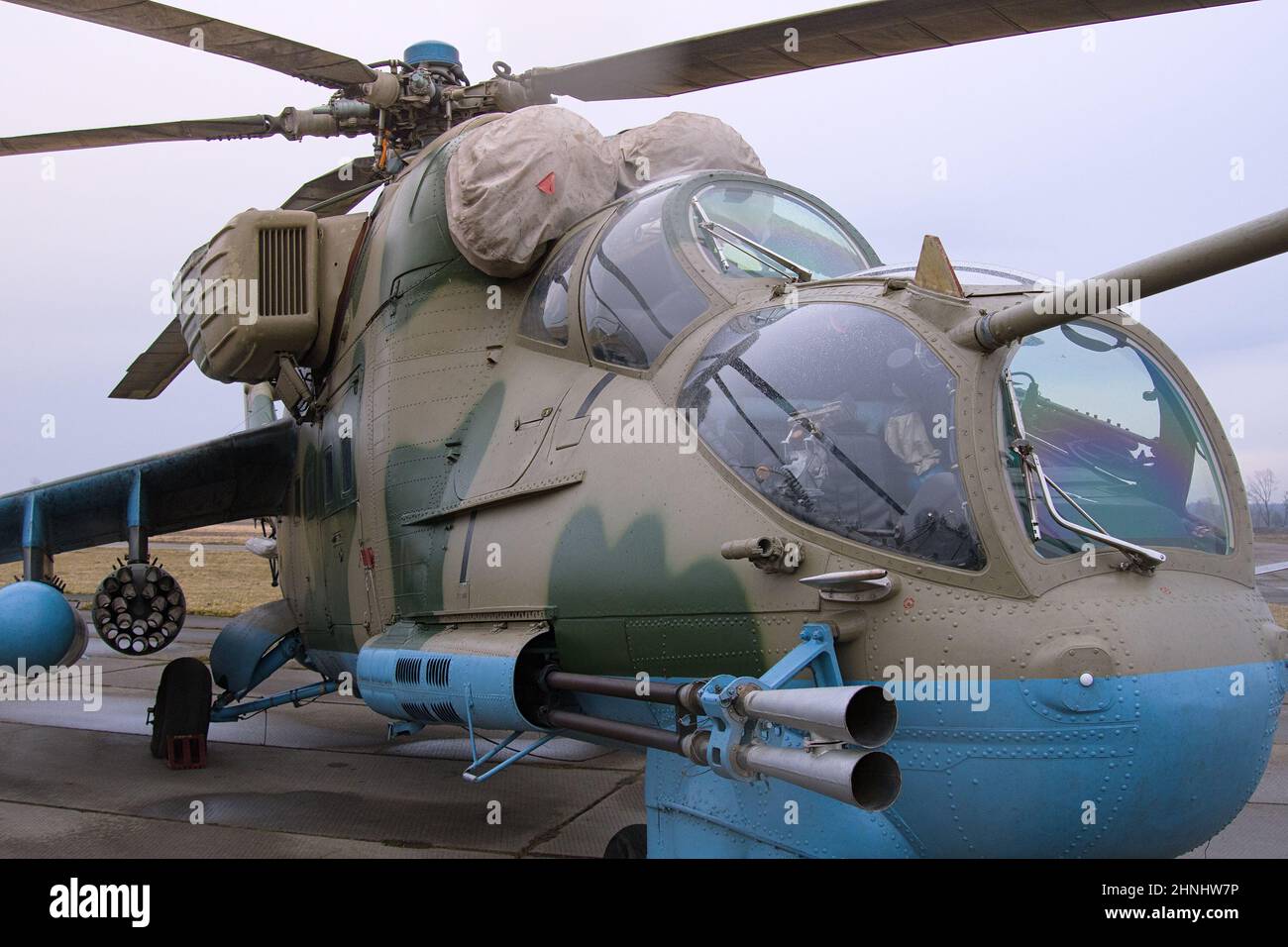 El MI-24 es un helicóptero de ataque y se prepara el transporte de tropas de baja capacidad Foto de stock