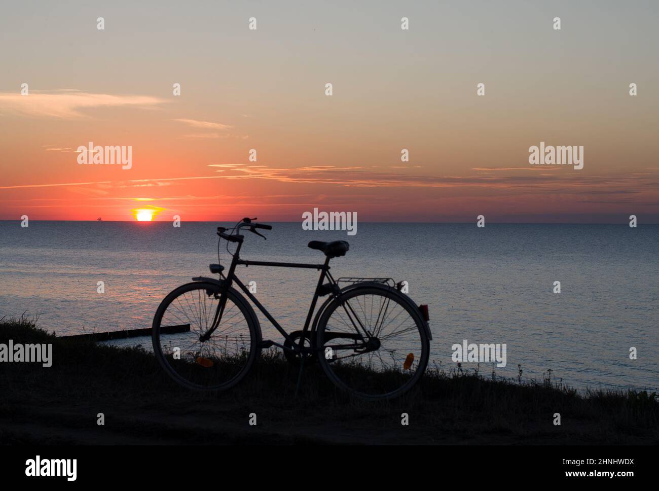 silueta en bicicleta al atardecer. Mar Báltico, Polonia. Foto de stock