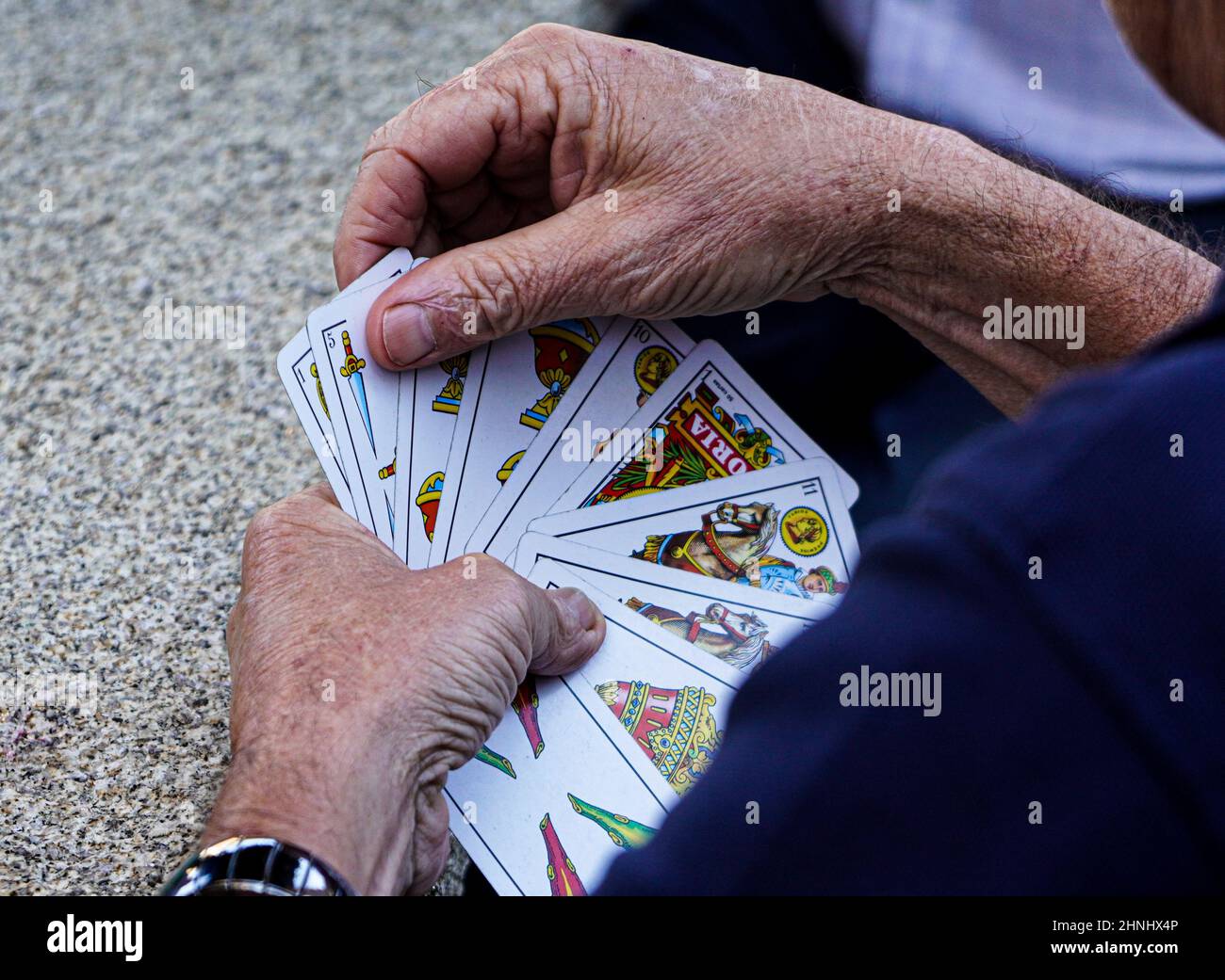 Personas Jugando a La Tarjeta De Juego De Cartas Detalle Foto de archivo -  Imagen de adulto, necesidad: 213190654