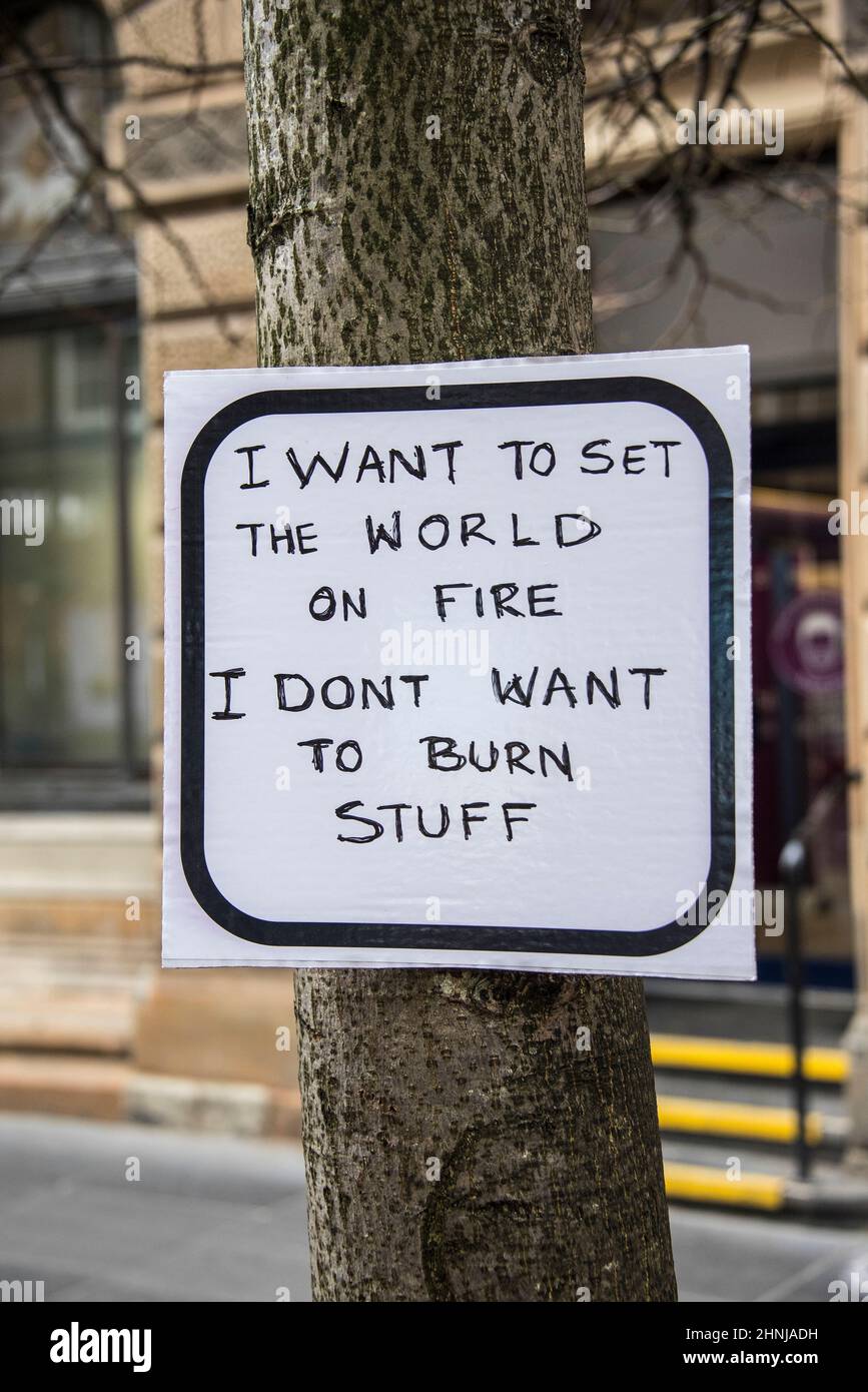 Cartel Climat Change atado al árbol en el centro de la ciudad de Glasgow durante COP26 Foto de stock