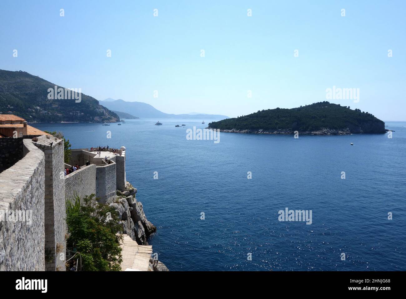 Vista de la isla Lokrum desde las murallas del casco antiguo de Dubrovnik con vistas al mar Adriático. Foto de stock
