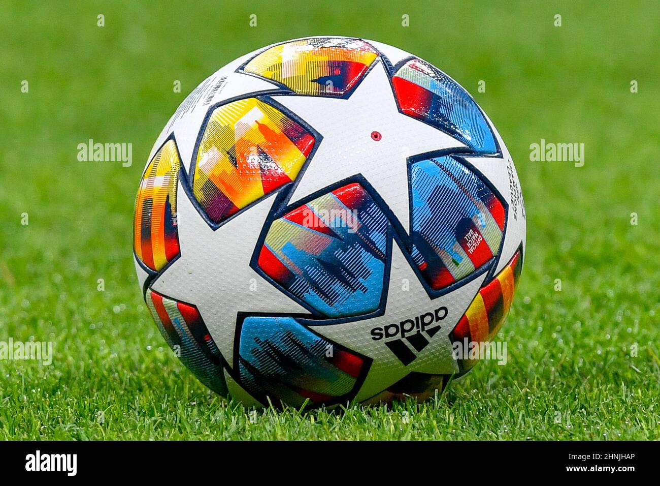 Milán, Italia. 16th Feb, 2022. El balón oficial Adidas está listo para el  partido de la UEFA Champions League entre Inter y Liverpool en Giuseppe  Meazza en Milán. (Crédito de la Foto: