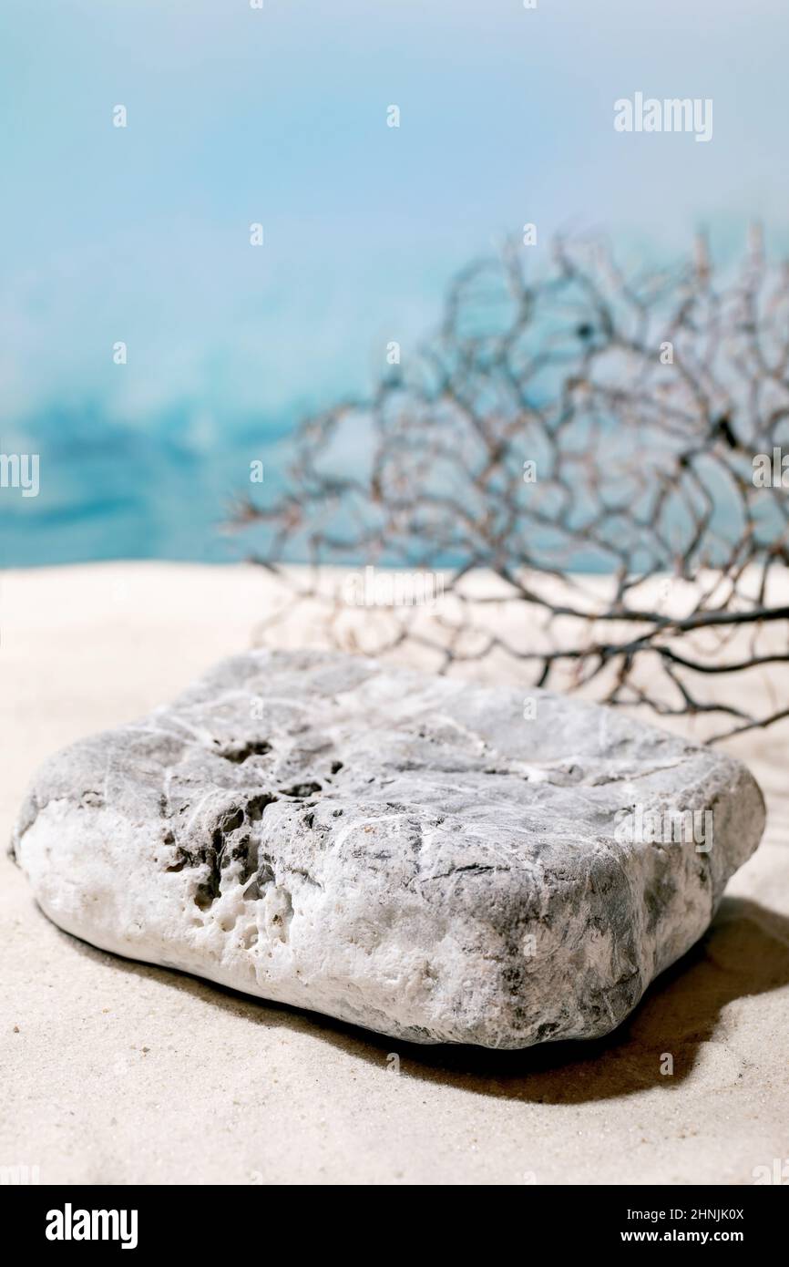Playa de arena veraniega con olas y piedra plana como podio de exhibición de productos ecológicos náuticos naturales. Diseño creativo. Concepto de publicidad de la naturaleza Foto de stock