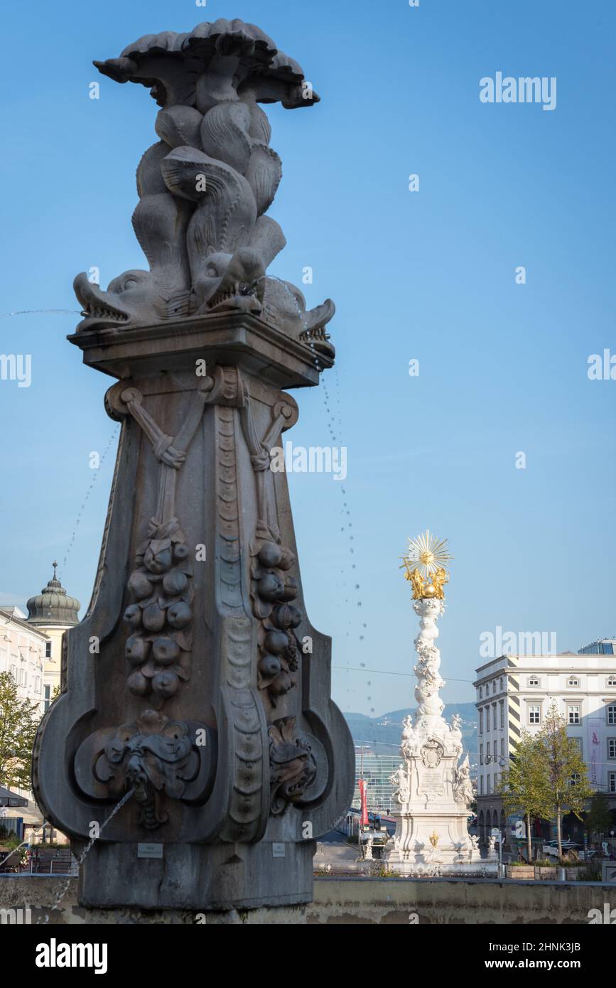 LINZ, AUSTRIA: Columna de la Santísima Trinidad en la Hauptplatz o plaza principal en el centro de Linz, Austria. Linz es la tercera ciudad más grande de Austria Foto de stock