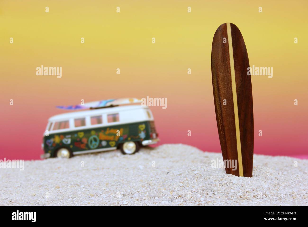Tabla de surf en Tropical Beach con Vintage Van poco profundo DOF Foto de stock