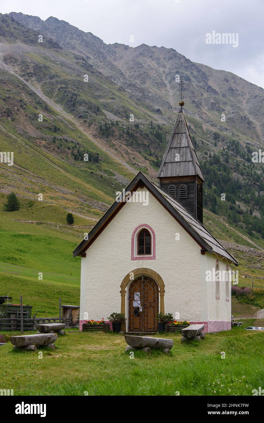 Iglesia alpina en Kurzras Foto de stock