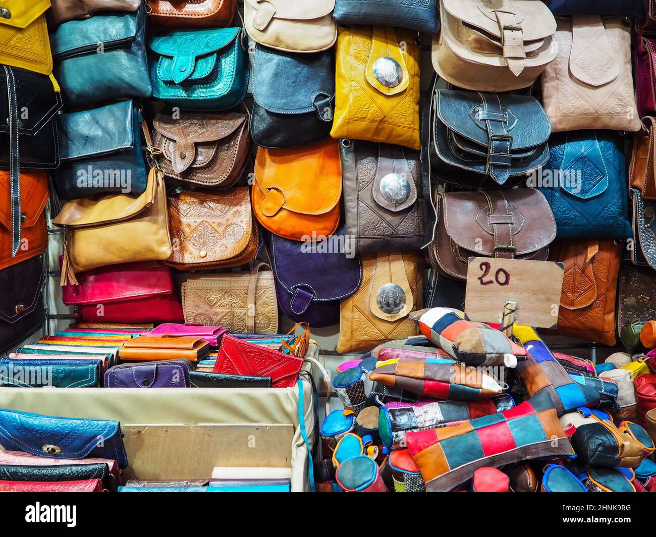 Bolsos y bolsos de cuero coloridos hechos a mano en exhibición en el souk  tradicional - mercado de la calle en Marruecos Fotografía de stock - Alamy