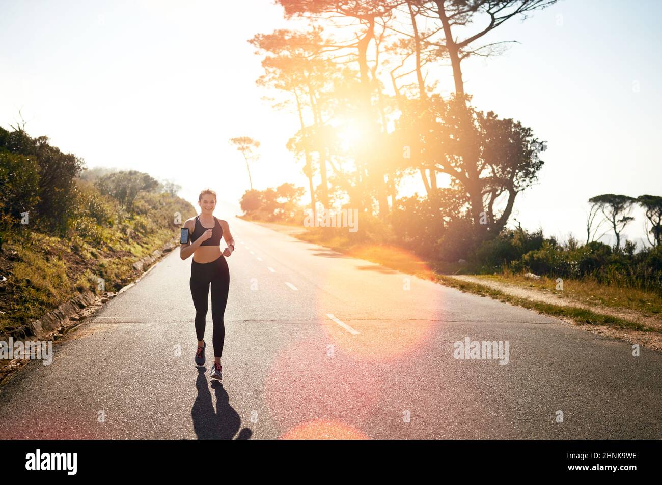 Corre para una quemadura corporal completa. Foto de una mujer joven en forma que va a correr al aire libre. Foto de stock