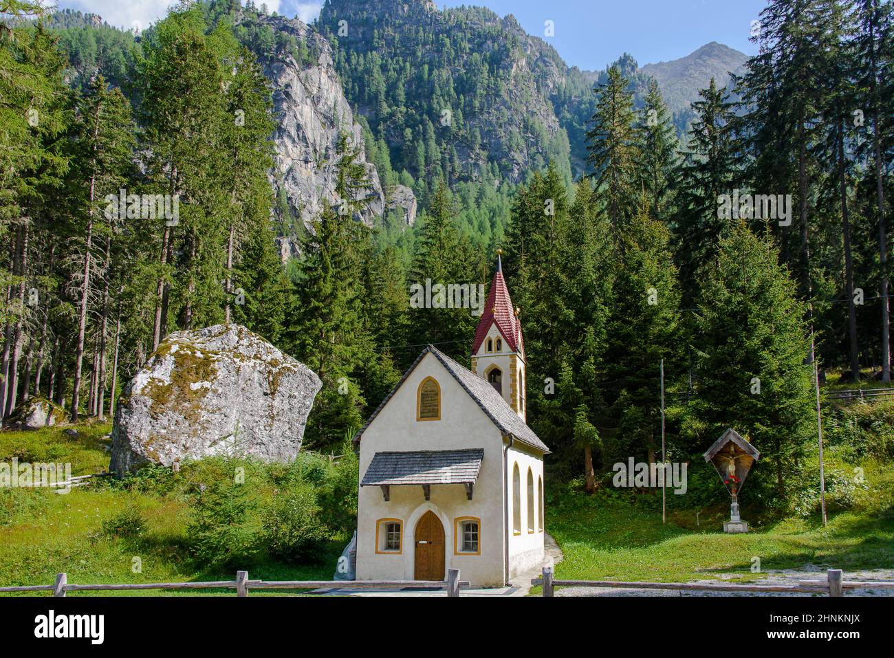 Pequeña iglesia en Martelltal, Tirol del Sur Foto de stock