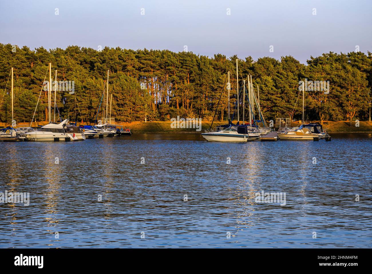 puerto deportivo con yates y barcos en la soleada noche de otoño Foto de stock