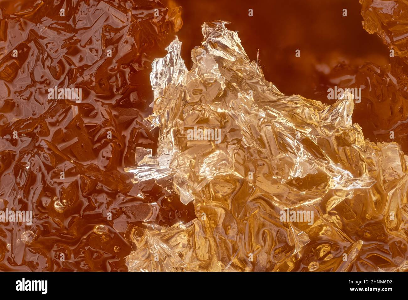 Miel cristalizada Liceo africano , cristales blancos que forman formas regulares. Fotografía del microscopio, anchura de la imagen 9mm. Foto de stock