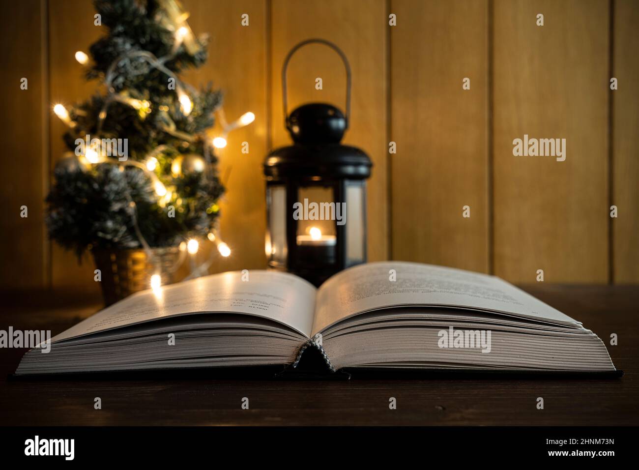 Libro de la Biblia en Navidad Foto de stock