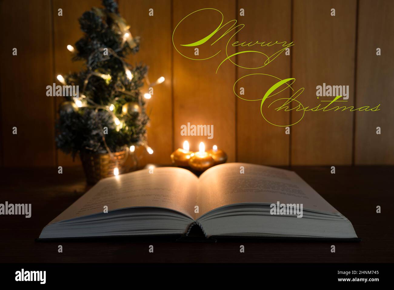 Libro de la Biblia en Navidad Foto de stock