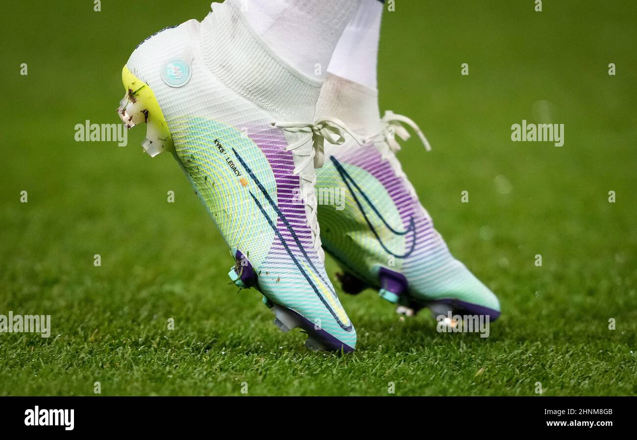 Derby, Reino Unido. 15th Feb, 2022. Las botas de fútbol Nike personalizadas  de Kylian Mbappe del PSG durante la ronda de la UEFA Champions League de 16  1st partidos entre Paris Saint-Germain