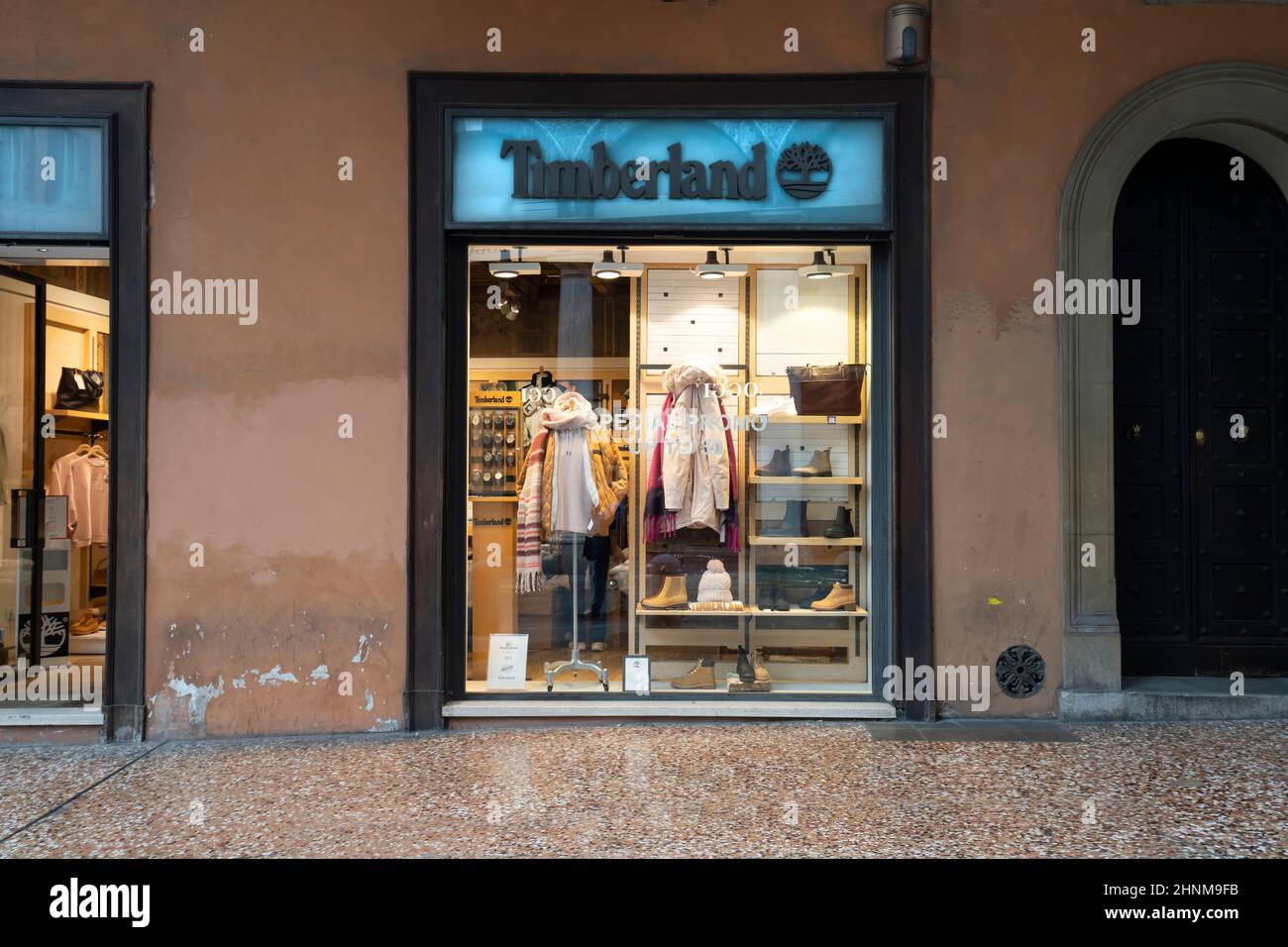 Timberland shop window fotografías e imágenes de alta resolución - Alamy