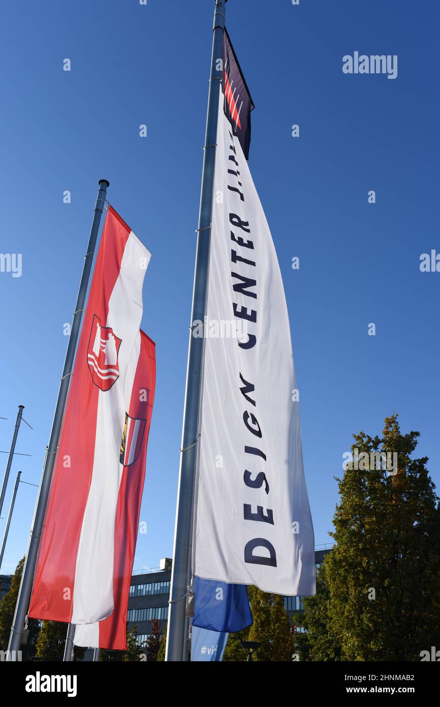 Flaggen vor dem Ausstellungs- und Veranstaltungszentrum 'Design Centre' en Linz, Österreich, Europa - Banderas frente al centro de exposiciones y eventos 'Design Centre' en Linz, Austria, Europa Foto de stock