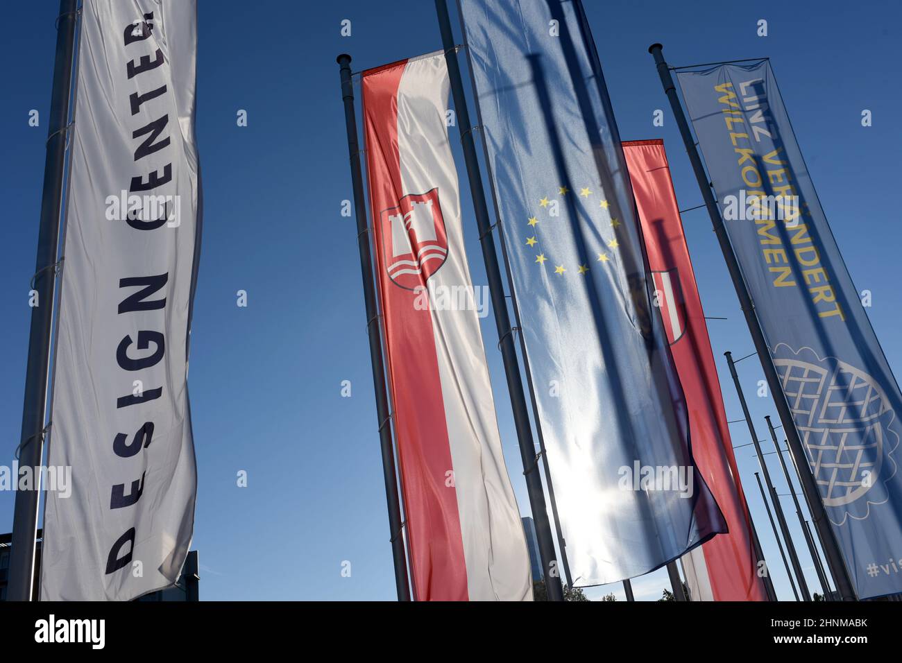 Flaggen vor dem Ausstellungs- und Veranstaltungszentrum 'Design Centre' en Linz, Österreich, Europa - Banderas frente al centro de exposiciones y eventos 'Design Centre' en Linz, Austria, Europa Foto de stock