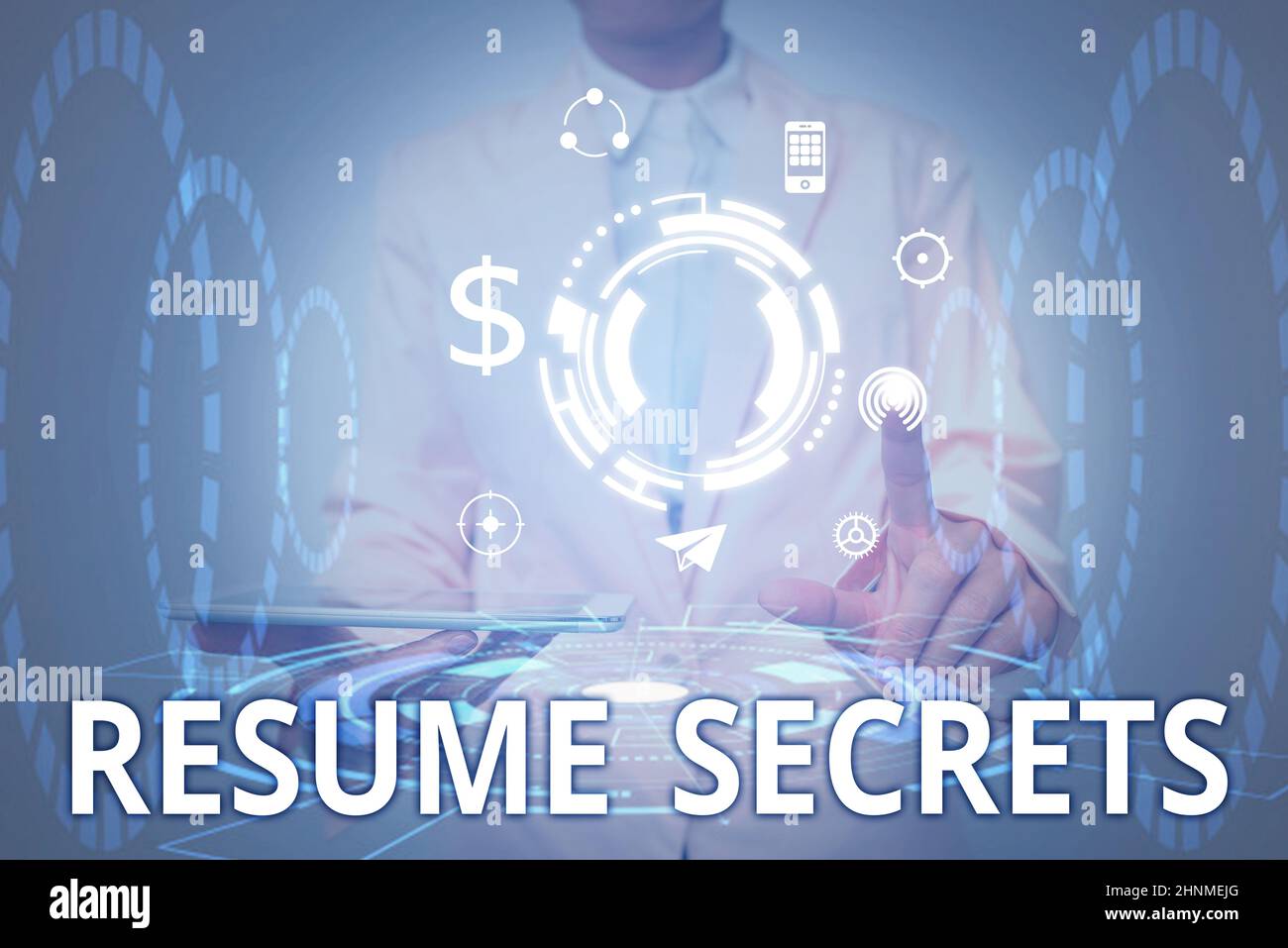 Leyenda conceptual Resume Secrets. Resumen de negocios Consejos para hacer el currículo increíble vitae Biografía Señora en uniforme de sujeción de la tableta en la mano virtualmente tocando la tecnología futurista. Foto de stock