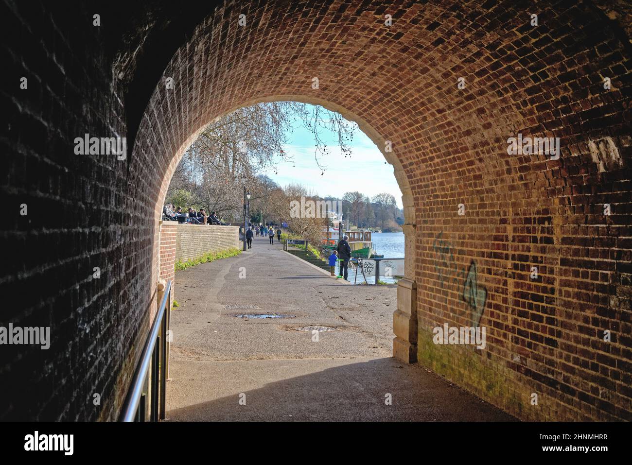 El río en Richmond en Thames enmarcado por un puente arco en un soleado día de invierno. west London England Reino Unido Foto de stock