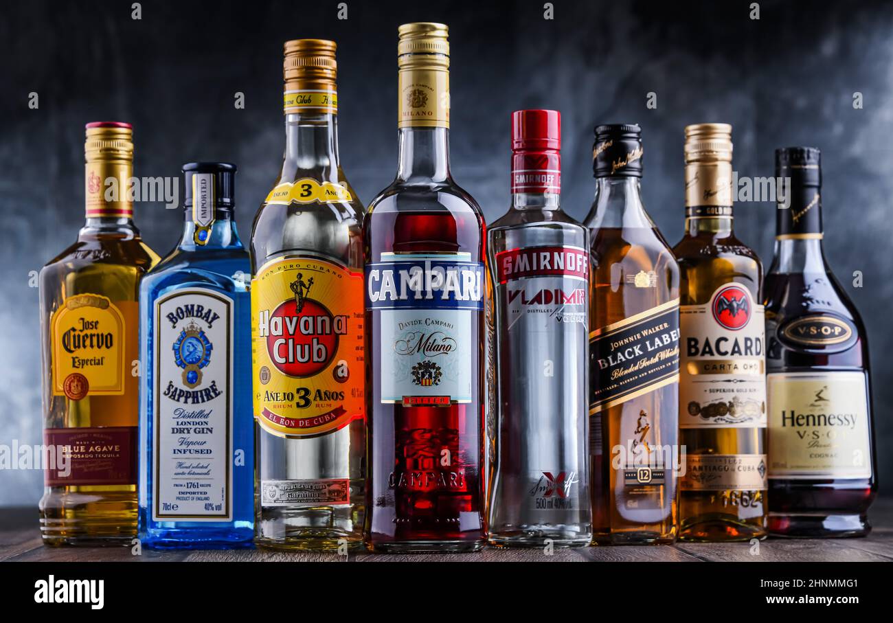 conducir compuesto Abandonar Botellas de diferentes marcas de licores mundiales Fotografía de stock -  Alamy
