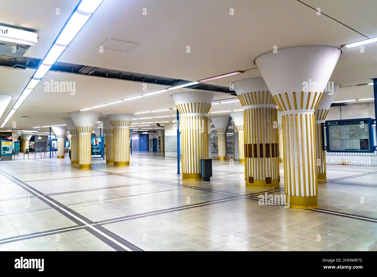 Pilares de estilo Art Nouveau en la zona de pasajeros Foto de stock