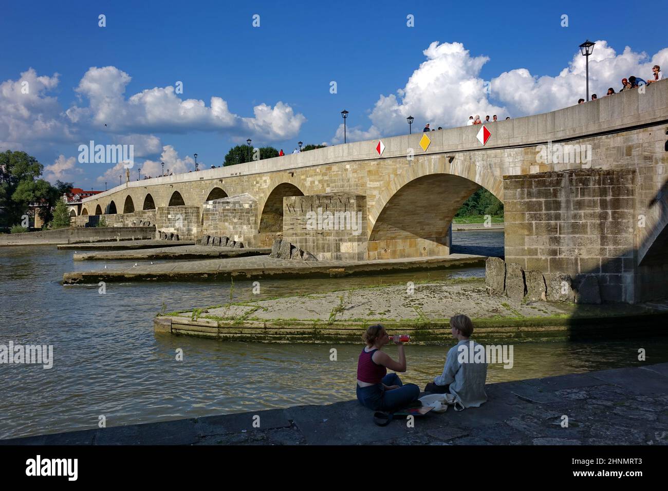 Alemania, Baviera, Regensburg, Oberpfalz, Patrimonio de la unesco, Puente de piedra, Danubio, turismo, viaje Foto de stock