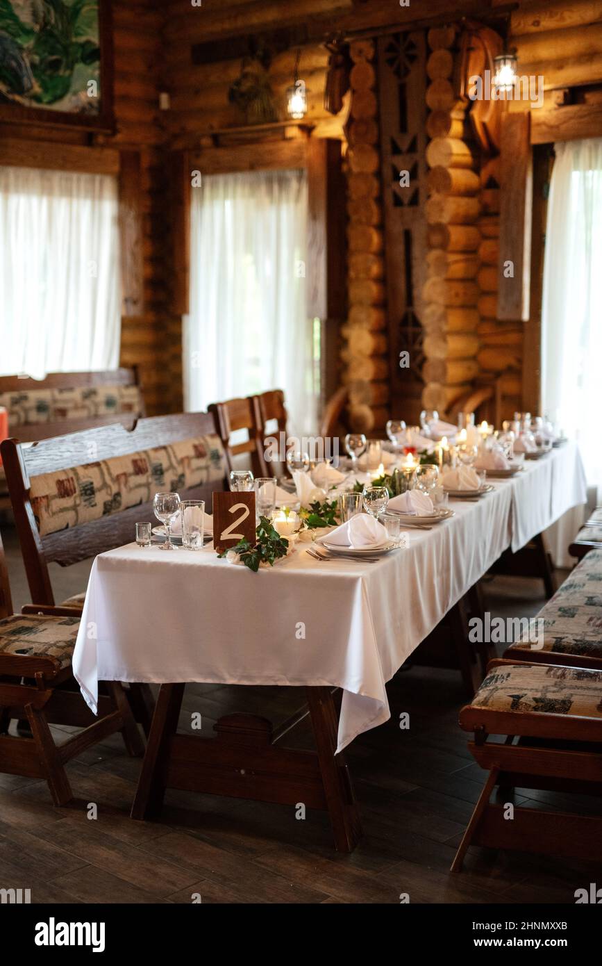Salón de banquetes para bodas con elementos decorativos Foto de stock