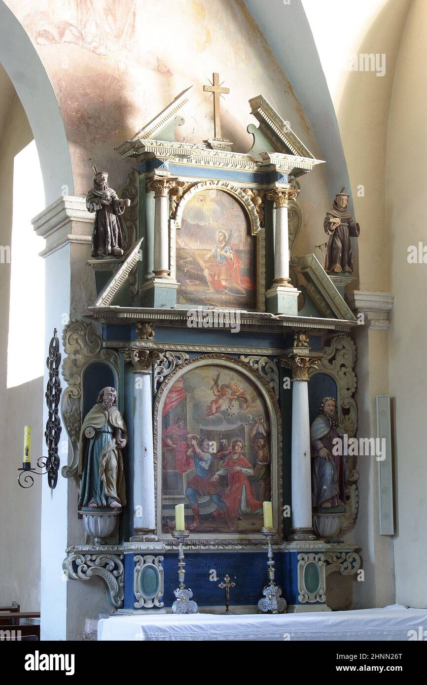 Altar de San Esteban en la iglesia de Nuestra Señora de las Nieves en Volavje, Croacia Foto de stock