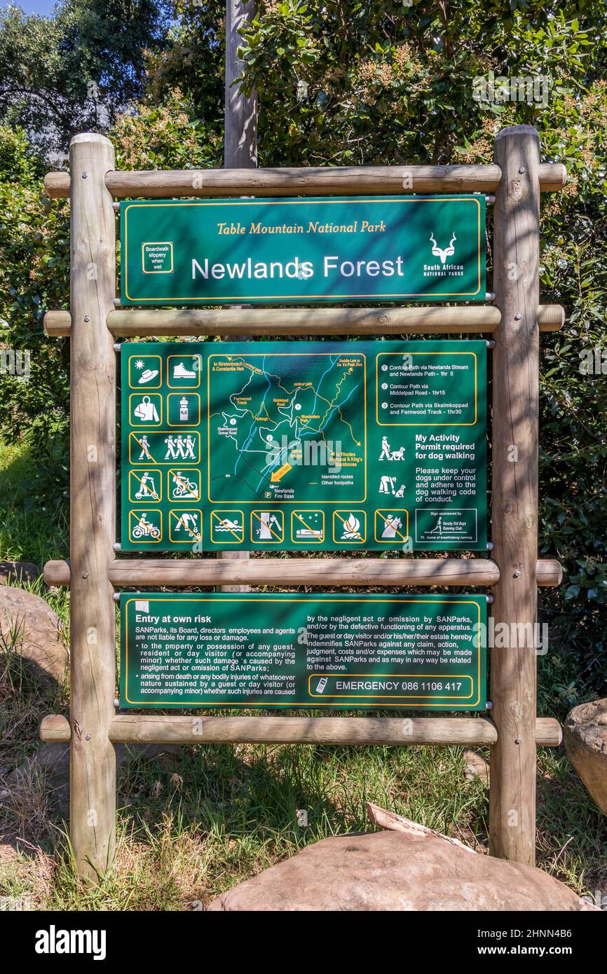 Table Mountain National Park Newlands Forest, signo de información verde. Foto de stock