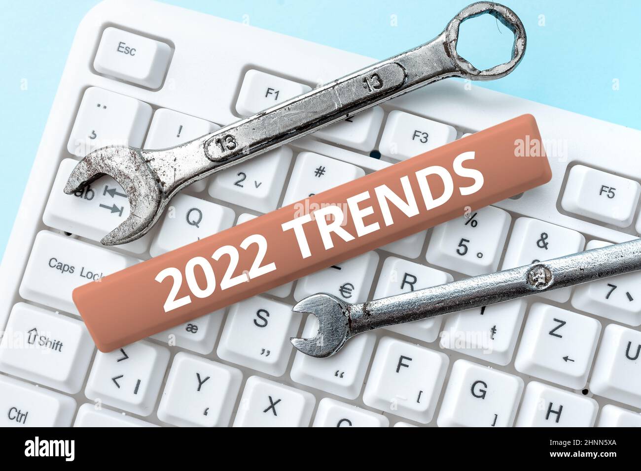 Texto que muestra la inspiración 2022 Tendencias. Idea de negocio dirección general en la que algo está desarrollando o cambiando Resumen de la fijación de sitios web obsoletos, el mantenimiento de la conexión a Internet Foto de stock