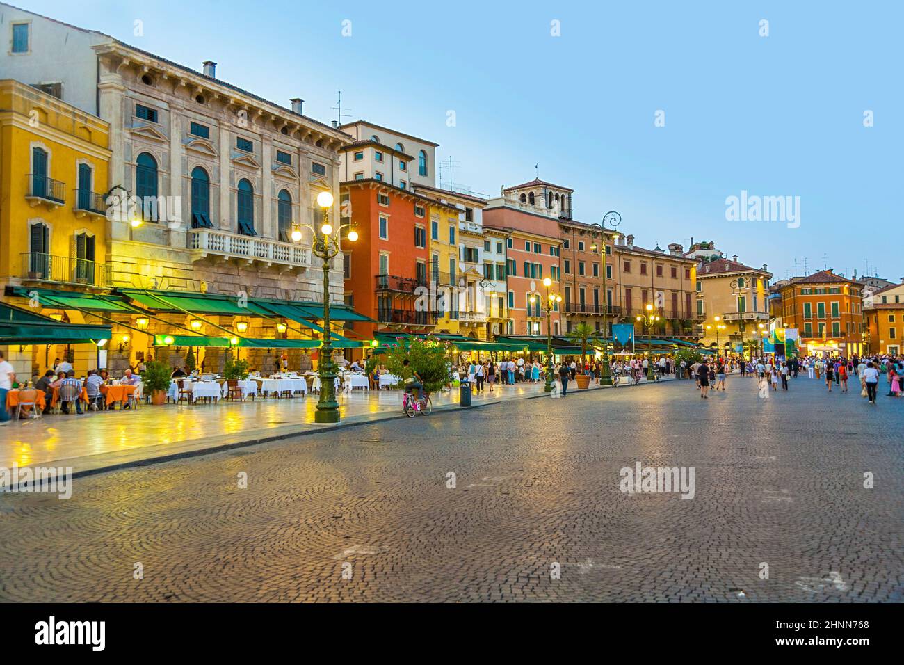 Piazza Bra en Verona al atardecer con restaurantes abiertos Foto de stock