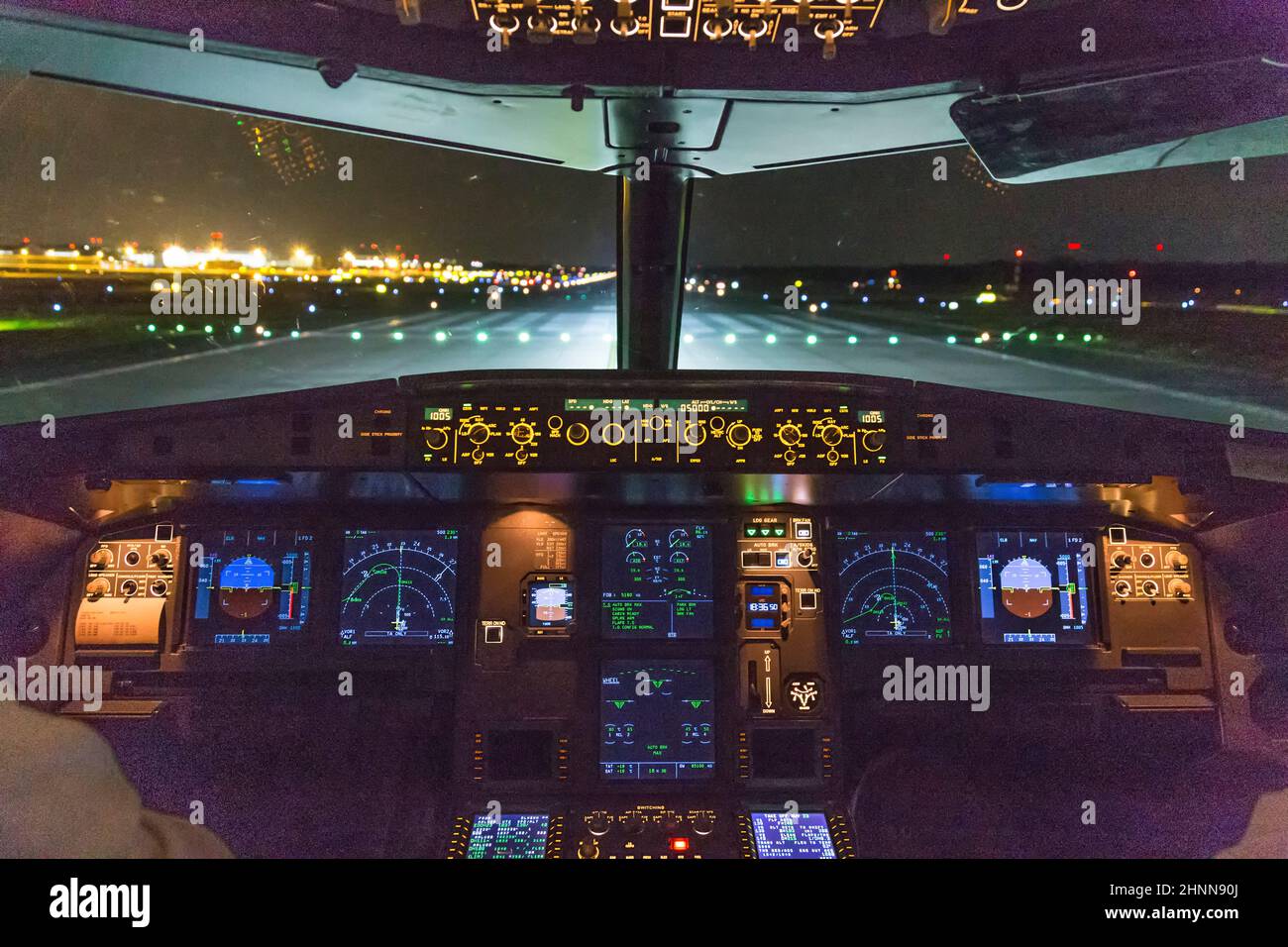 Vista de cabina de un avión de reacción comercial que aterriza en el aeropuerto Foto de stock