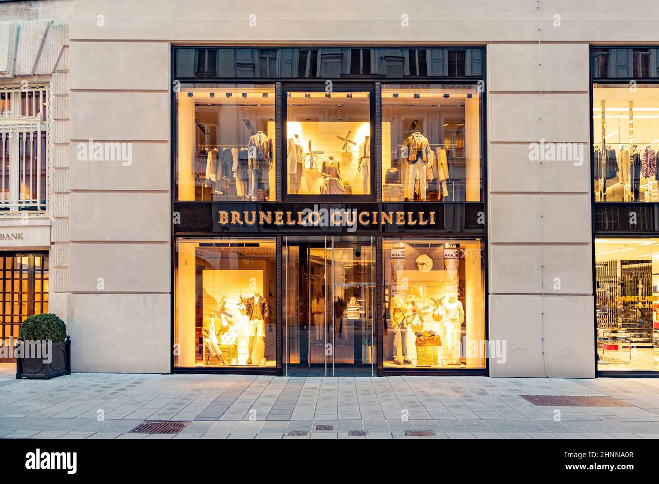 Turistas extranjeros de países europeos y árabes visitan viena para ir de compras en tiendas de alta costura como Brunello Cucinelli y otros Foto de stock
