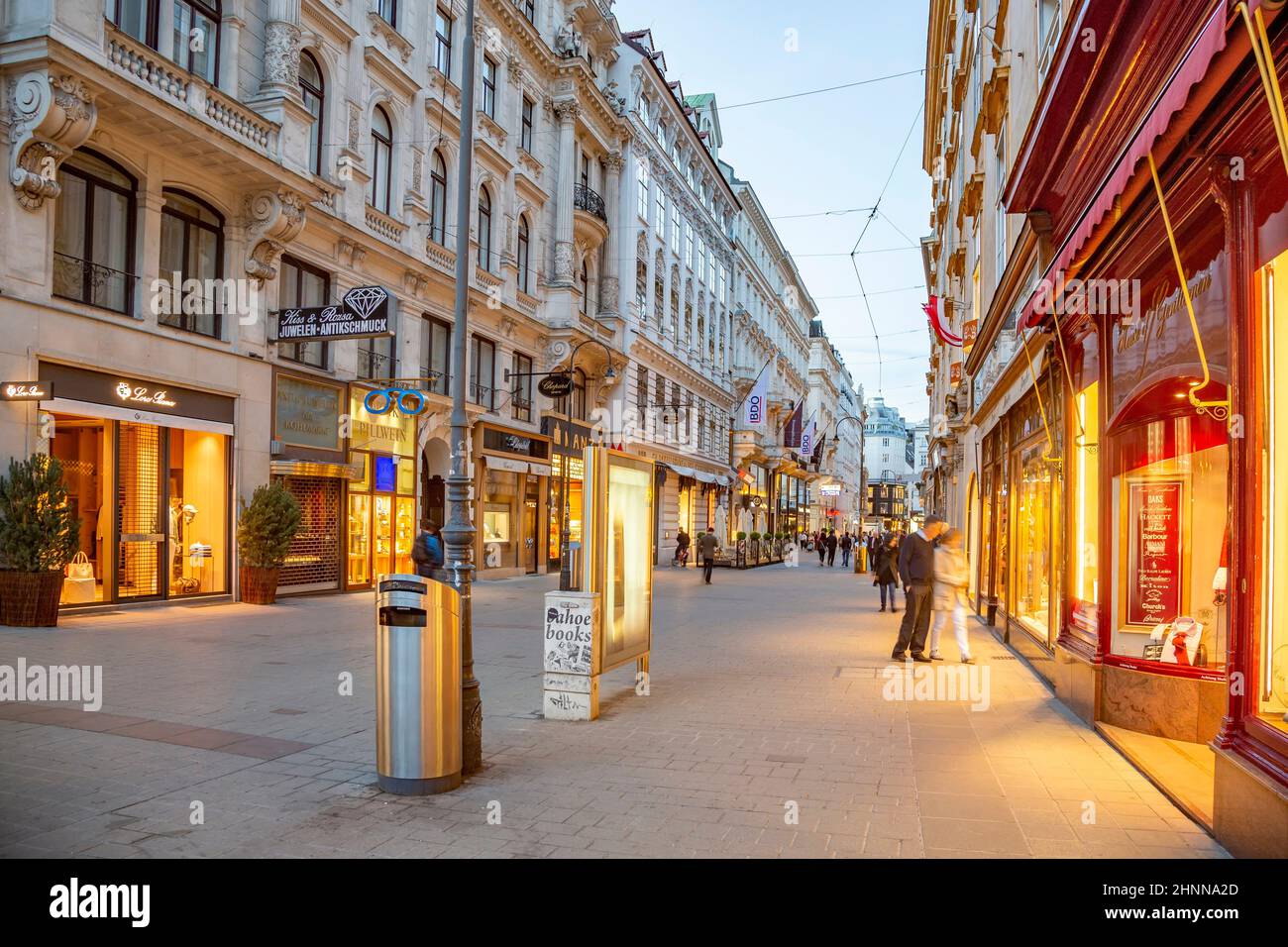 La gente visita Graben en Viena por la noche. La calle Graben está entre las calles más reconocidas de Viena, que es la capital de Austria Foto de stock