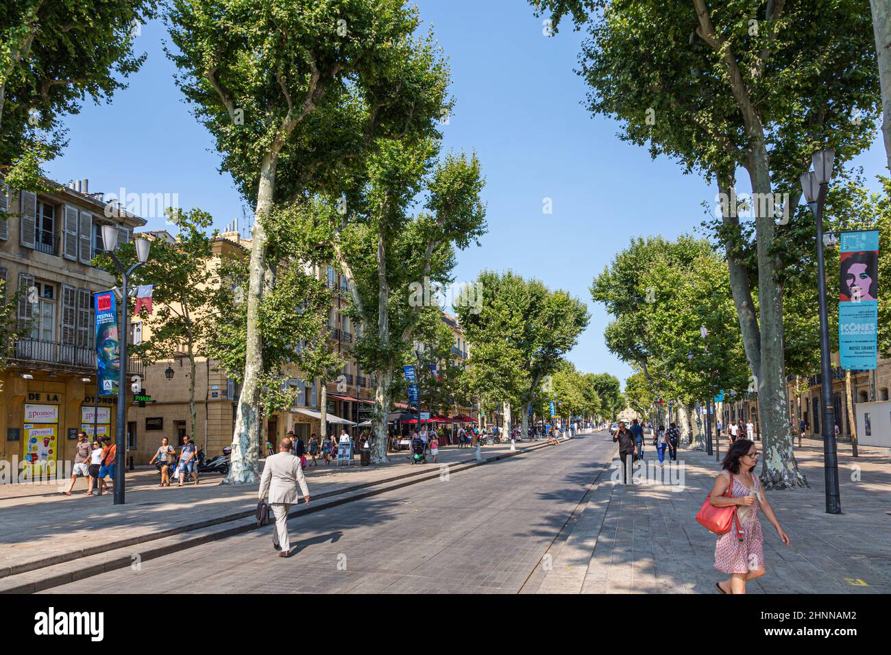 Famoso callejón llamado Cours Mirabeau en el casco antiguo de Aix en Provence con fachadas francesas típicas y fuentes de agua Foto de stock