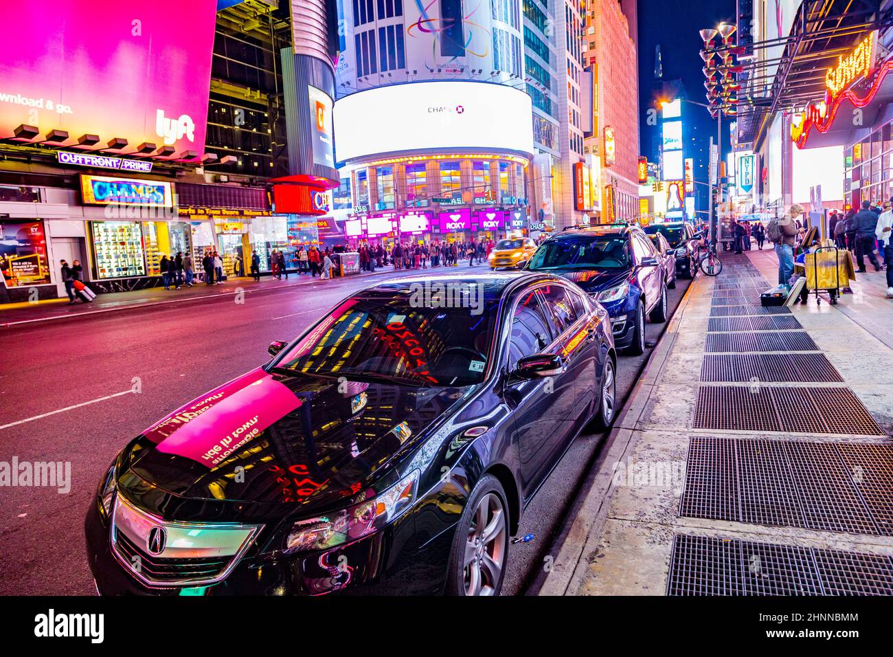 Times Square, los teatros de Broadway y cuenta con gran número de signos LED Foto de stock