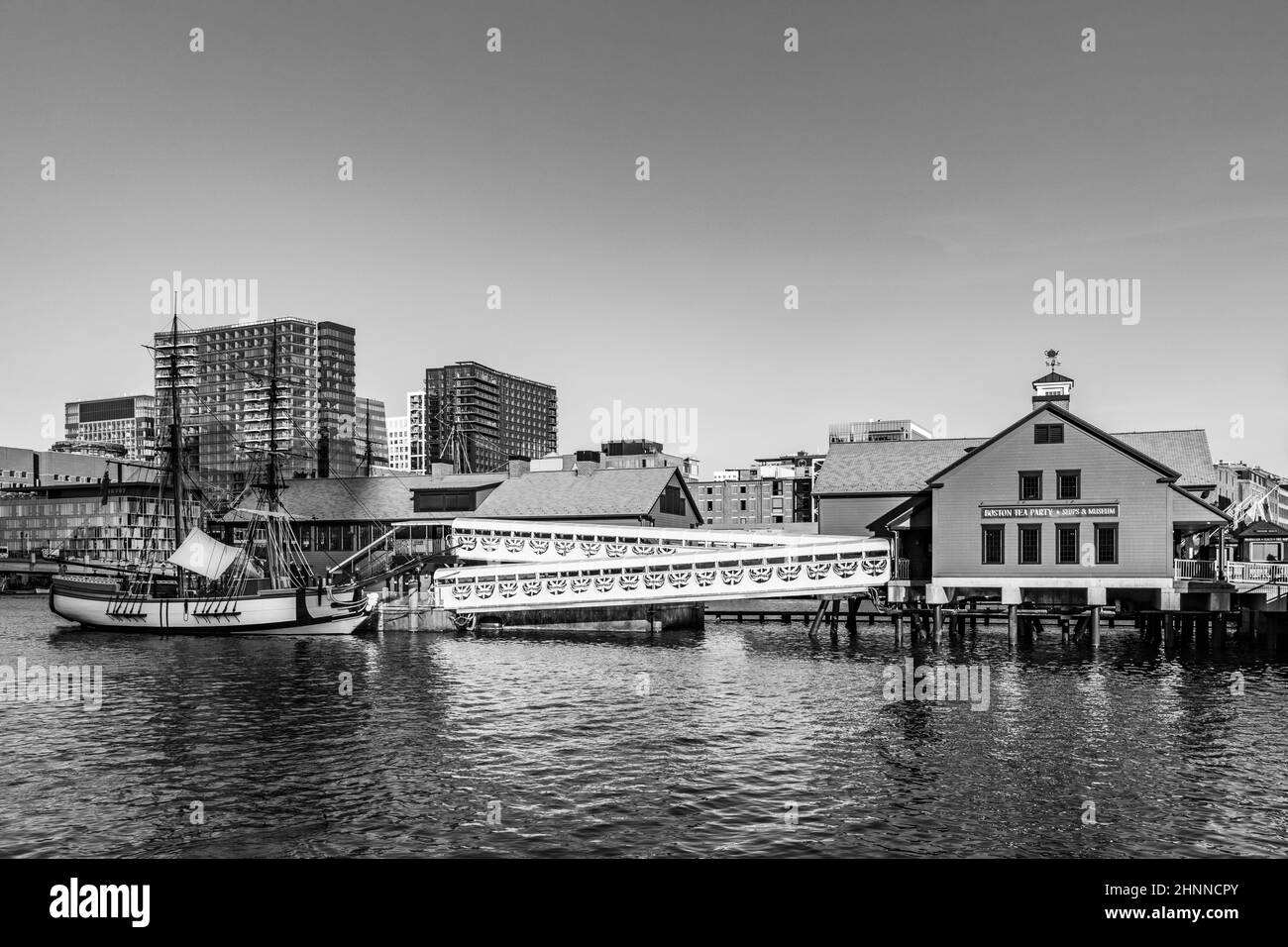 muelle con edificio histórico del puerto donde tuvo lugar la fiesta del té de Boston. En 1773 Foto de stock